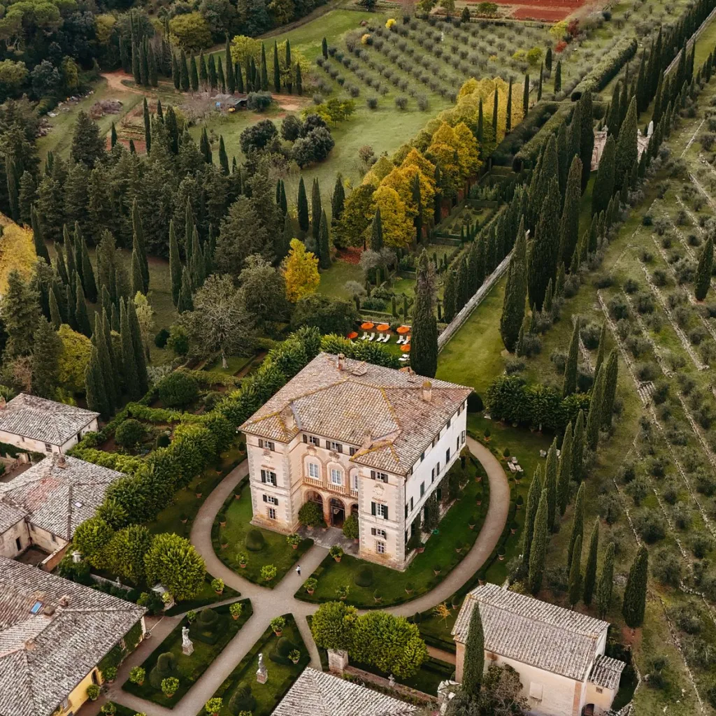 Villa toscane entourée de jardins, d’oliviers et de cyprès, vue du ciel