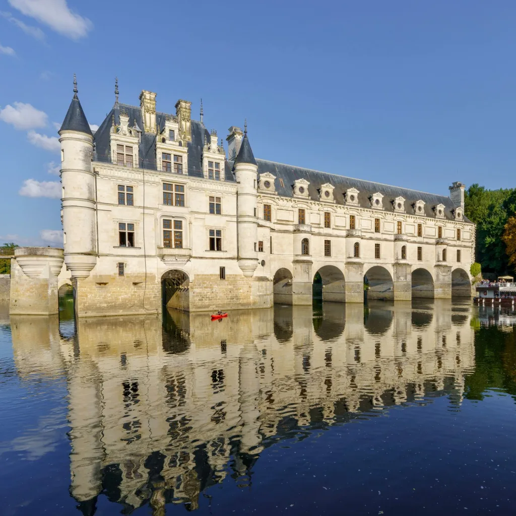 Le château de Chenonceau et son reflet dans le Cher, en vallée de la Loire
