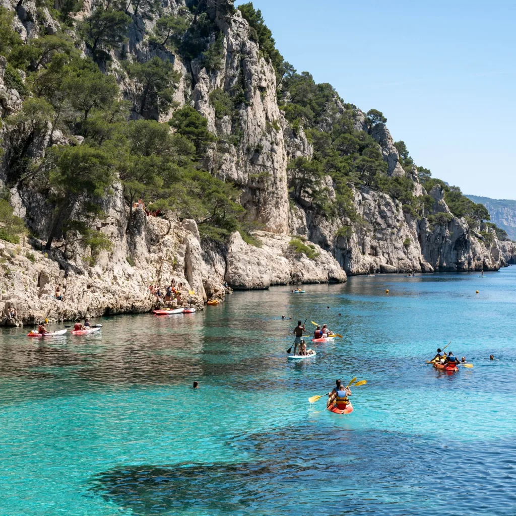 Kayakistes en groupe dans une calanque du parc national des Calanques, près de Marseille