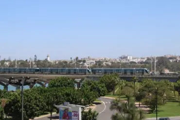 Guide complet : gérer l'arrivée et le transport d'un grand groupe d'invités au Maroc