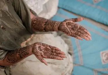 Henné de mariage : traditions, déroulement et intégration