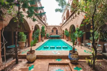 Organiser un défilé de mode dans un riad marrakchi : logistique et prestataires