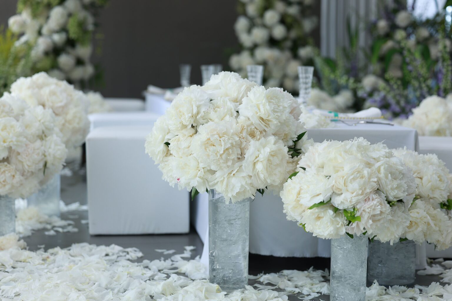 Composition florale blanche sur une table de réception