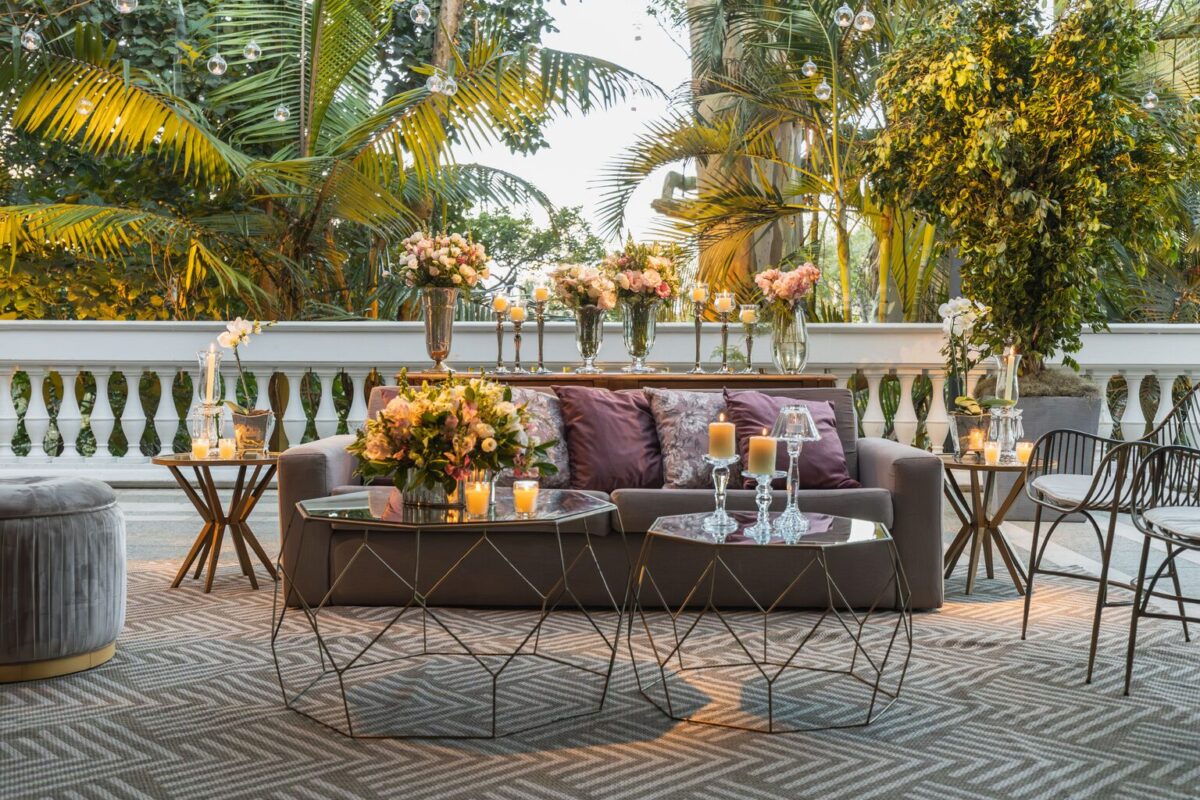 Terrasse décorée pour un mariage, fleurs, bougies et lanternes