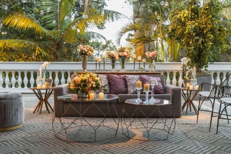 Terrasse décorée pour un mariage, fleurs, bougies et lanternes