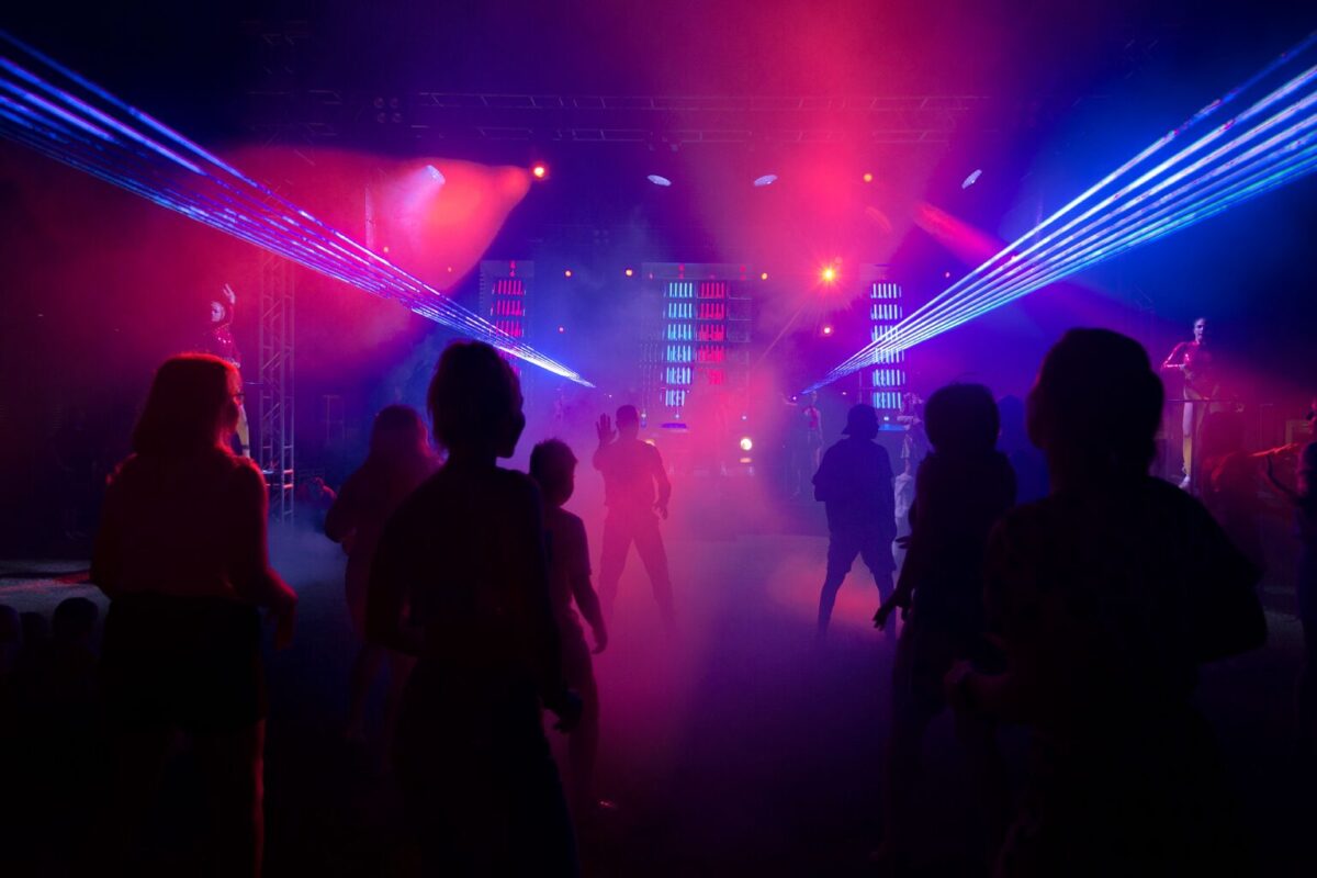 Piste de danse éclairée par des faisceaux colorés pendant une soirée