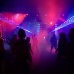 Piste de danse éclairée par des faisceaux colorés pendant une soirée
