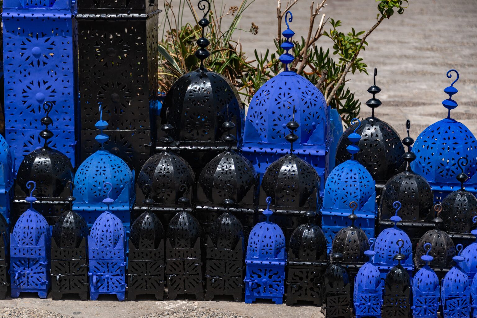 Lanternes marocaines bleues et noires suspendues en extérieur