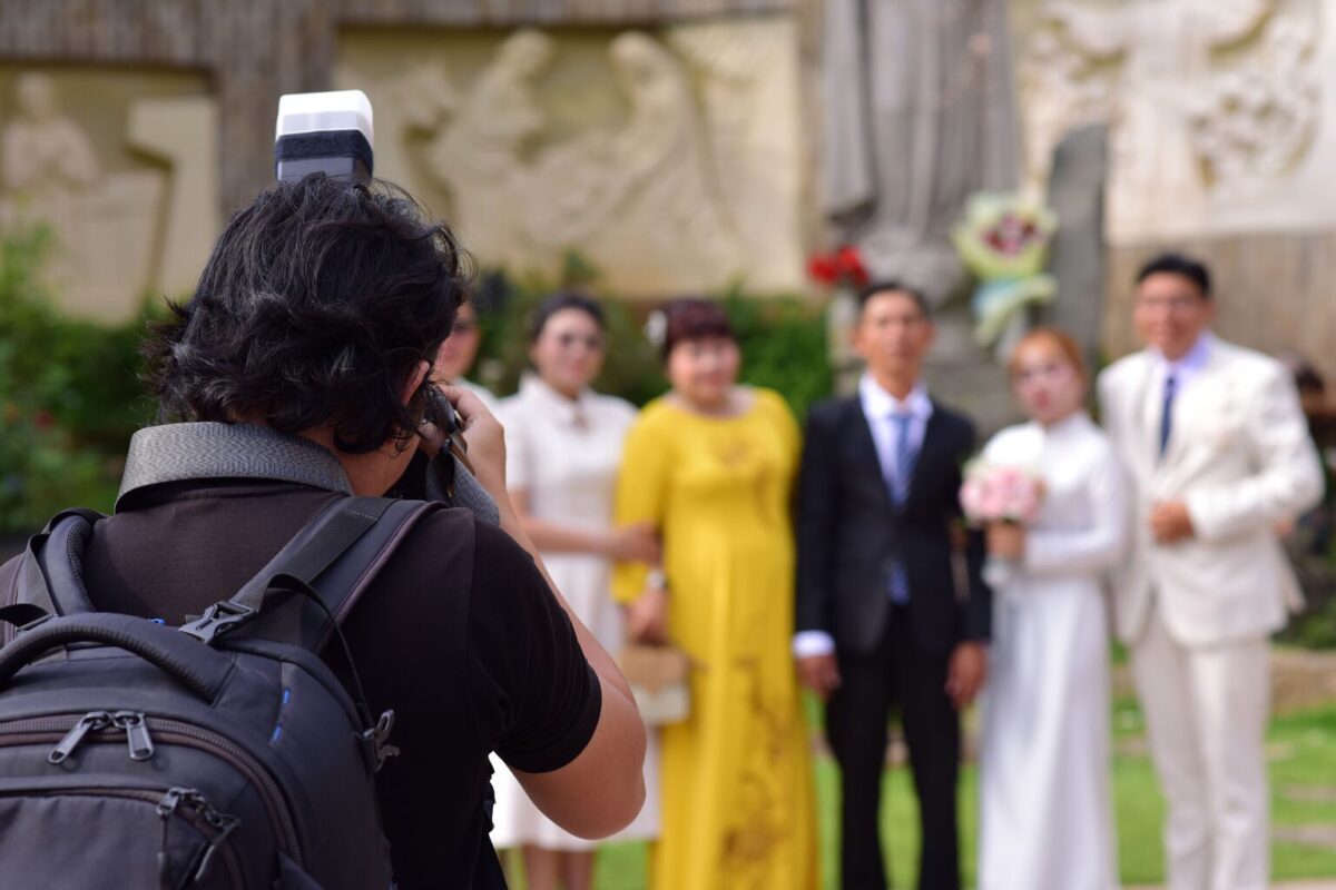 Photographe en train de photographier une cérémonie de mariage