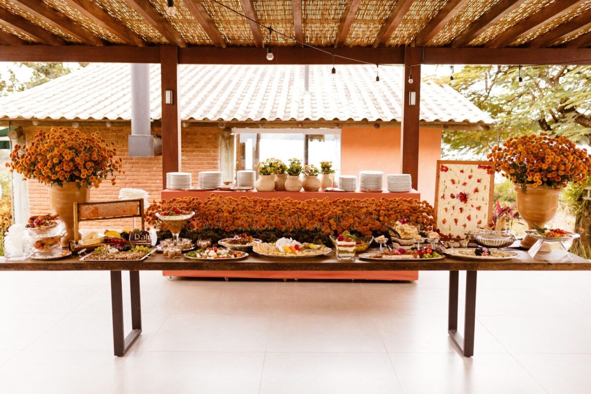 Table de buffet de mariage dressée en extérieur, plats et fleurs