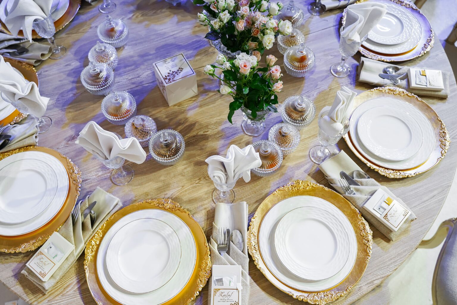 Table de mariage dressée, couverts dorés et verres alignés