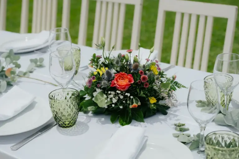 Table de déjeuner dressée dans le patio d'un riad à Marrakech pour une fête de famille