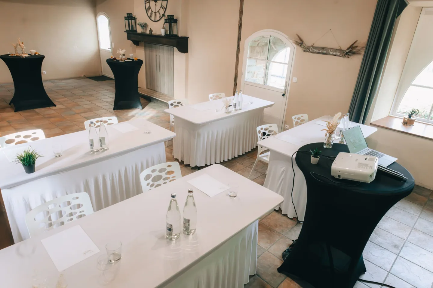 Salle de réunion en U dressée dans un hôtel de Marrakech, écran et micros installés avant la session
