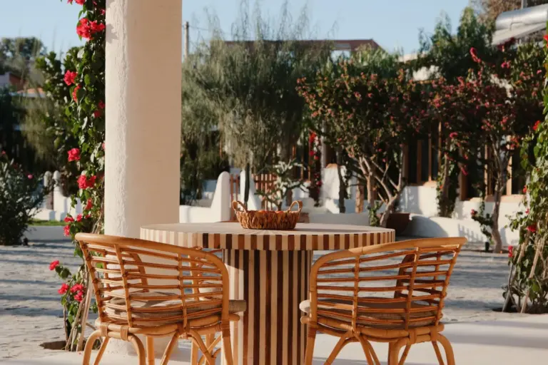 Table dressée dans le patio d'un riad de Marrakech avant une réception du soir