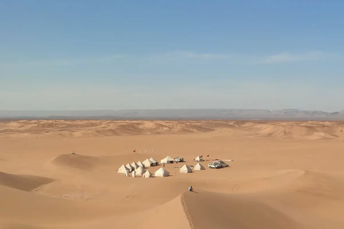 Petit camp de tentes isolé au milieu des dunes du Sahara marocain