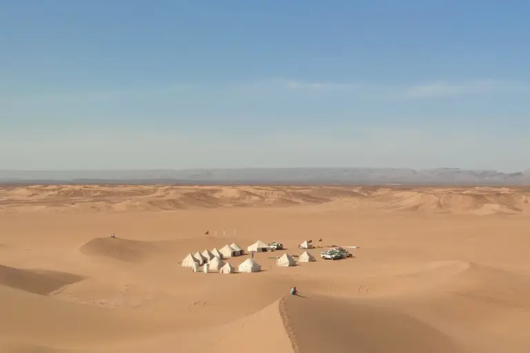 Petit camp de tentes isolé au milieu des dunes du Sahara marocain