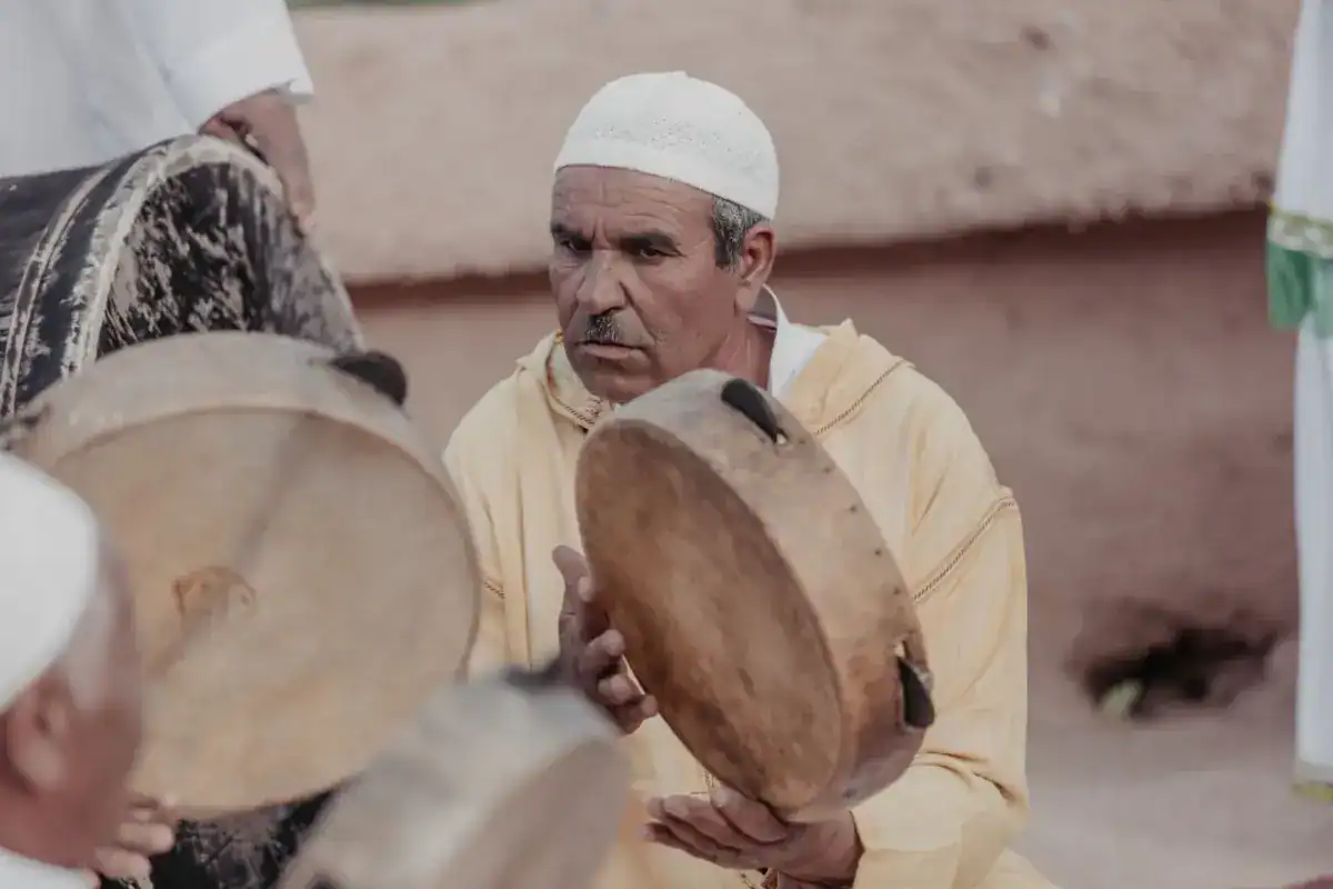 Musiciens marocains jouant du bendir lors d’une fête traditionnelle