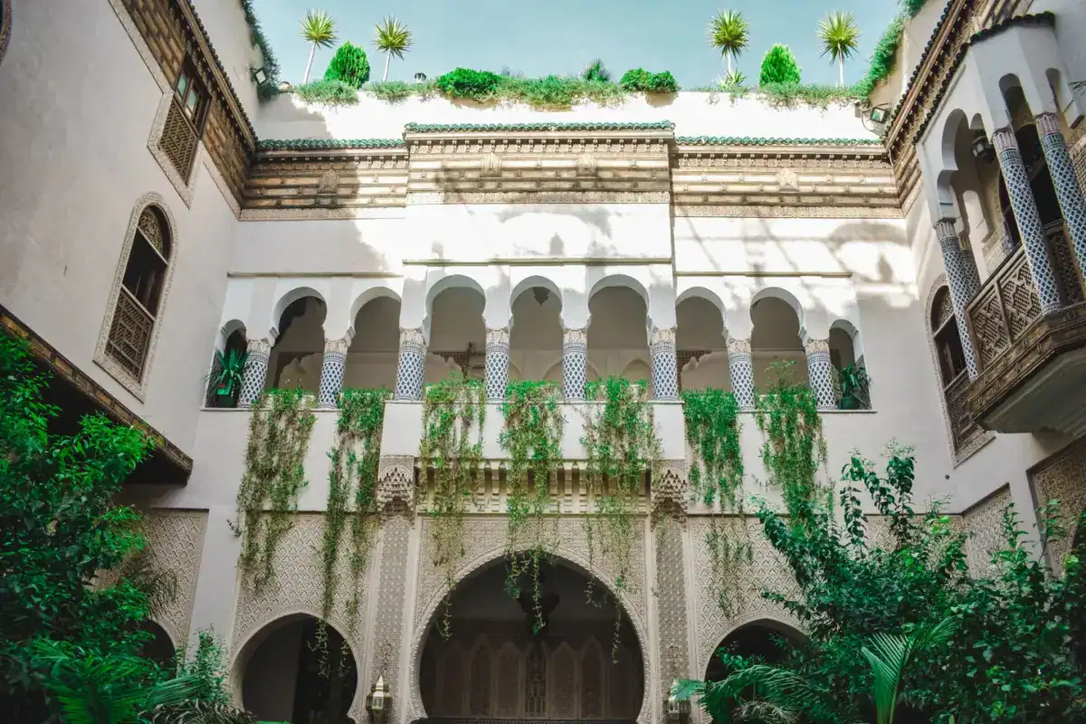 Cour à arcades envahie de verdure, dans une demeure traditionnelle