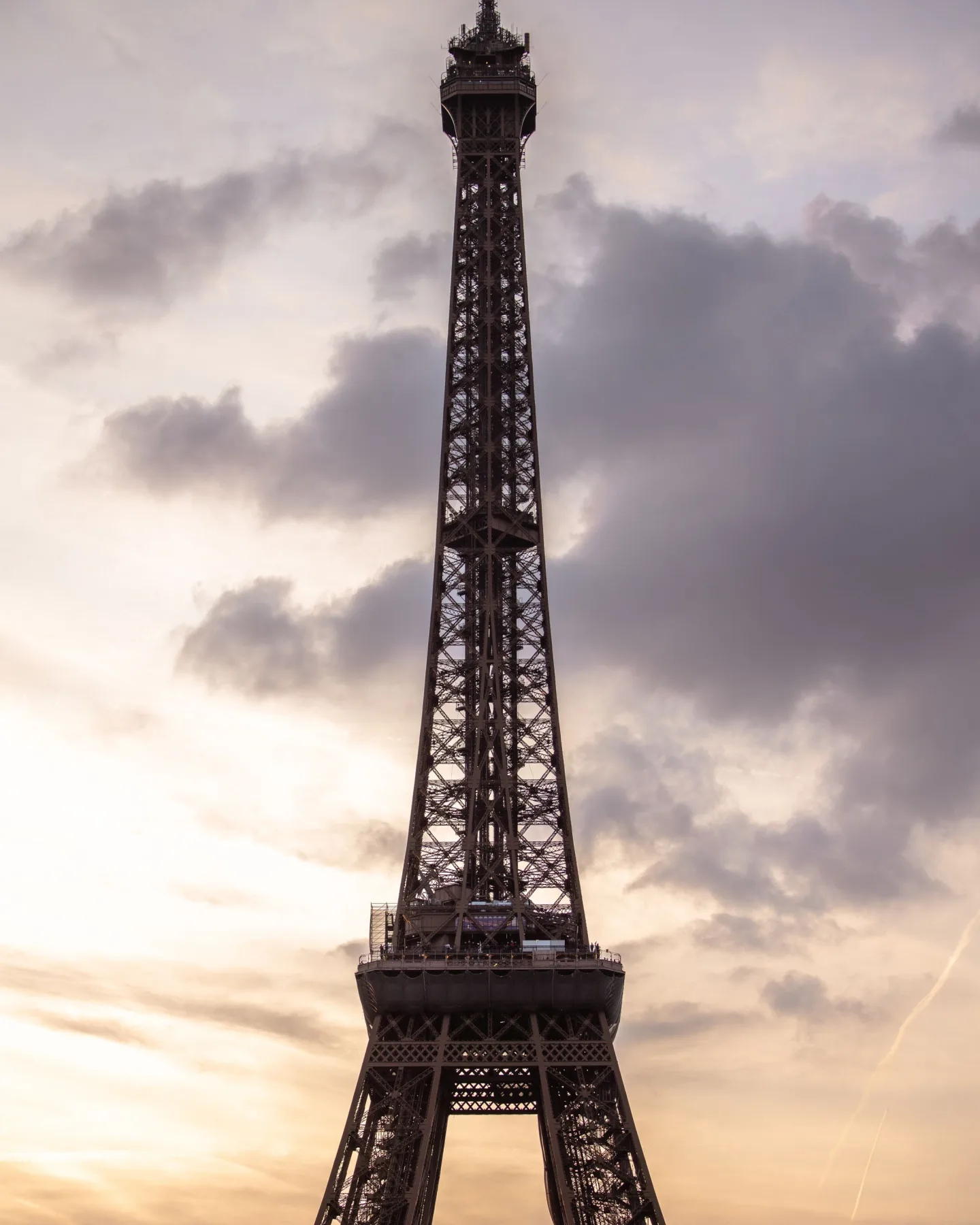 La tour Eiffel au coucher du soleil, à Paris