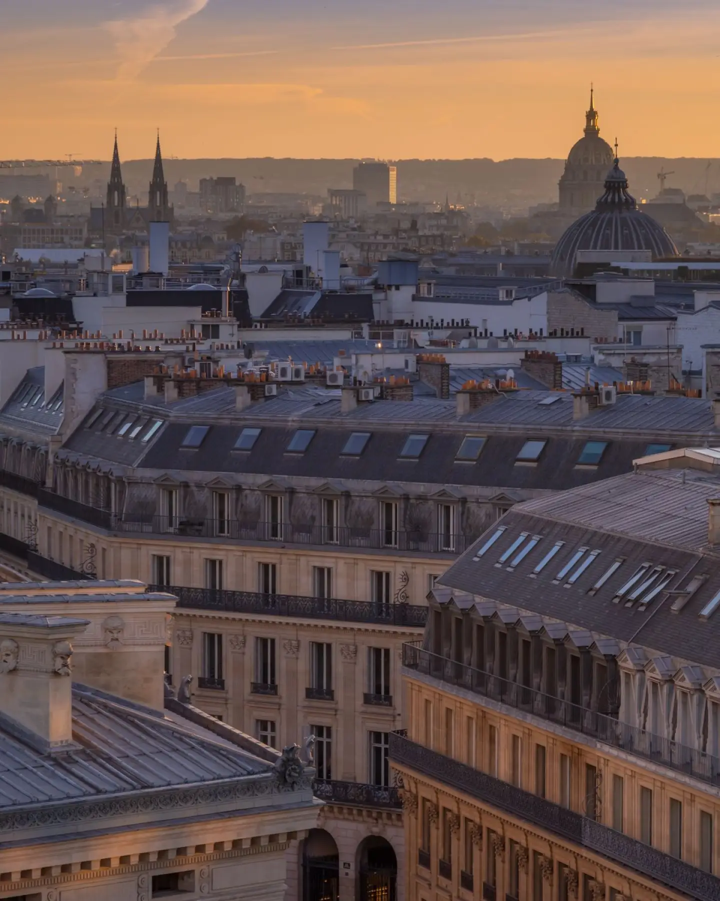 Les toits de Paris et le dôme du Panthéon à la lumière du soir