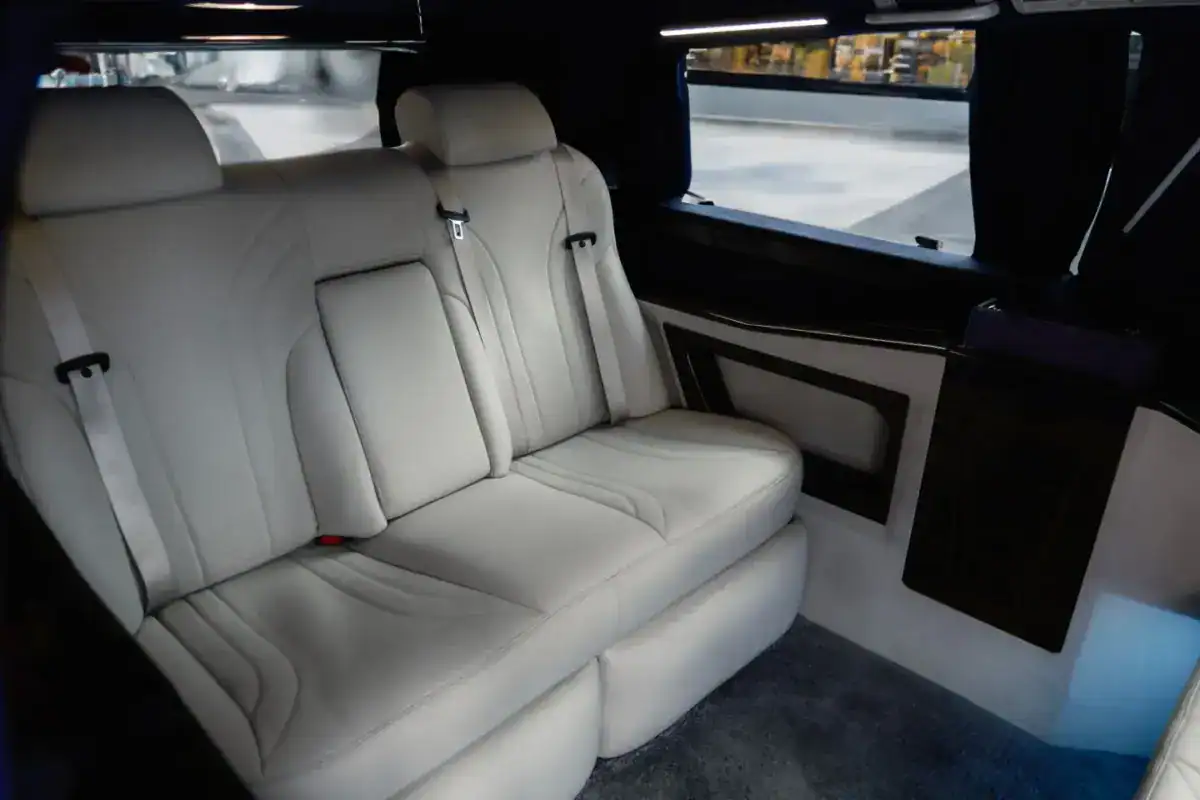 Intérieur d’un van de transfert, sièges en cuir clair