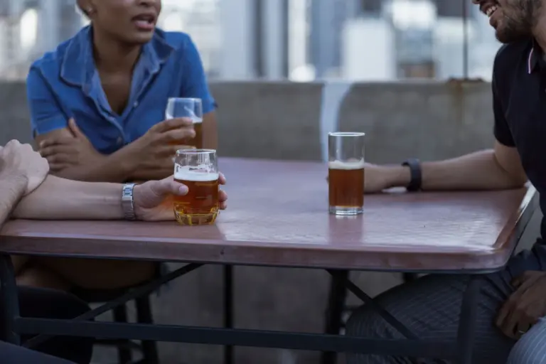 Verres posés sur une table de terrasse, en fin de journée