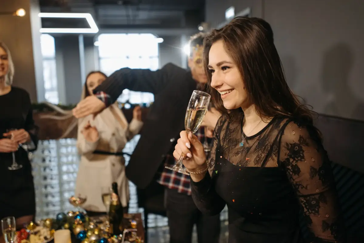 Collègues trinquant au champagne lors d'une soirée d'entreprise de fin d'année