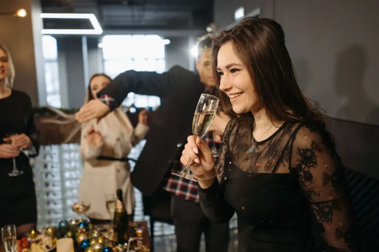 Collègues trinquant au champagne lors d'une soirée d'entreprise de fin d'année