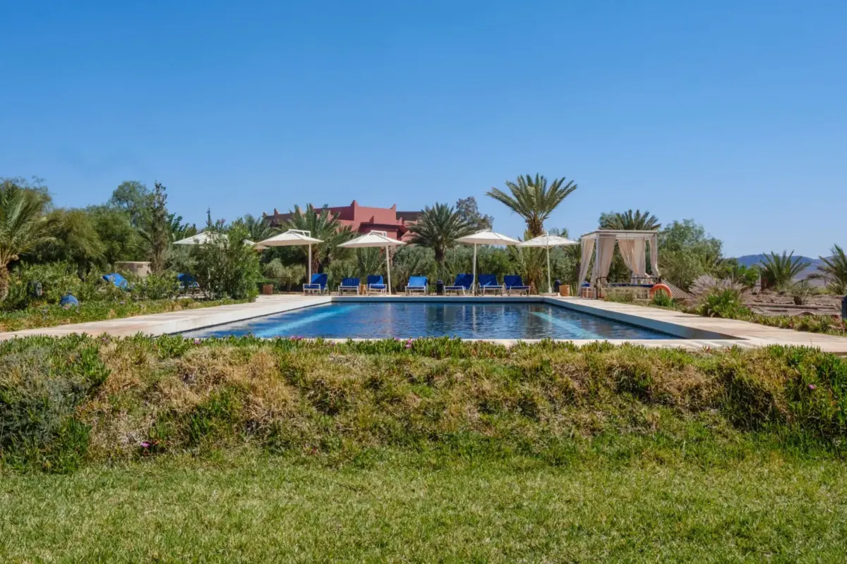 Villa avec piscine et jardin arboré au Maroc, prête pour une fête d'anniversaire