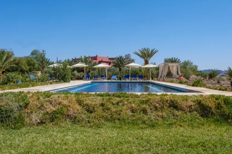 Villa avec piscine et jardin arboré au Maroc, prête pour une fête d'anniversaire