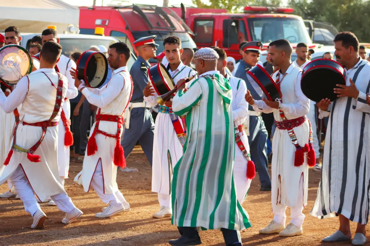Troupe de musiciens marocains en tenue traditionnelle lors d'une fête