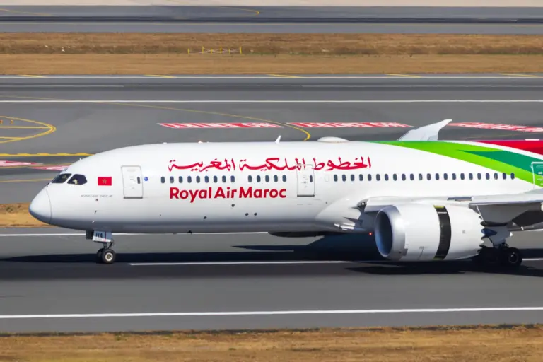 Avion de la compagnie Royal Air Maroc au roulage sur une piste