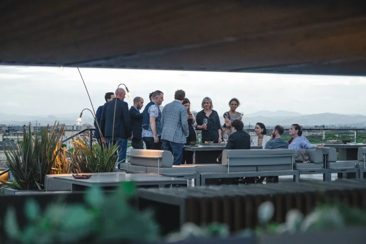 Équipe d'entreprise réunie sur une terrasse en fin de journée