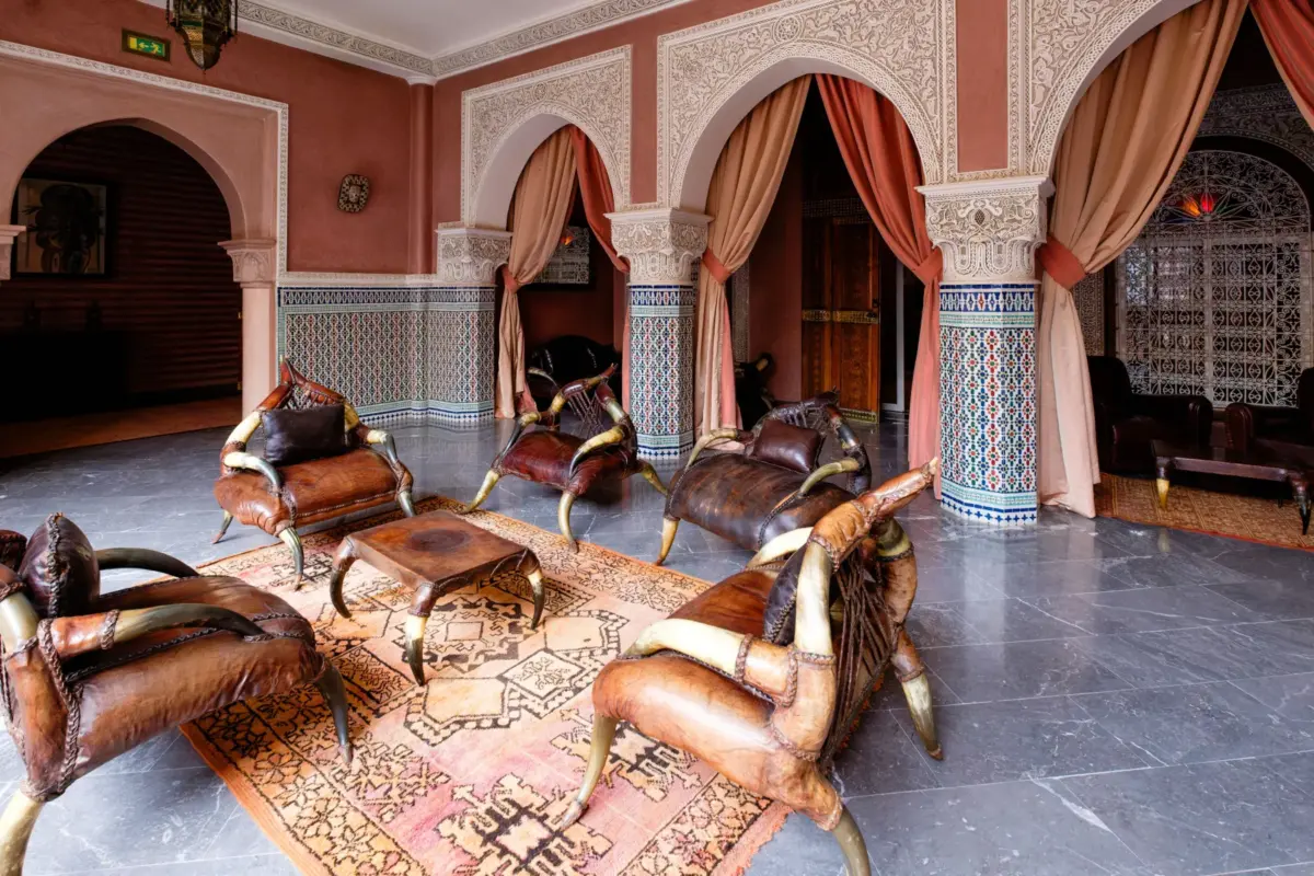Salle de séminaire en U avec écran et pauses café dans un hôtel de Marrakech