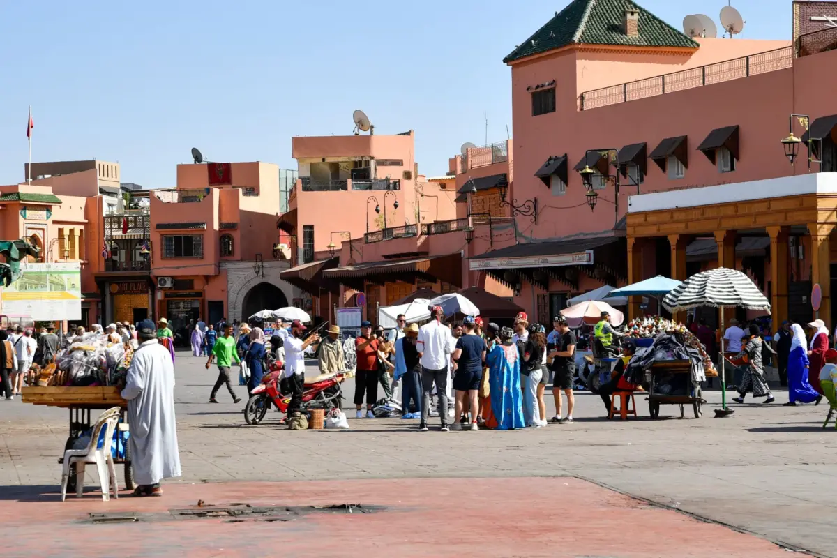 Équipe réunie sur la place Jemaa el-Fna à Marrakech avant un rallye dans la médina
