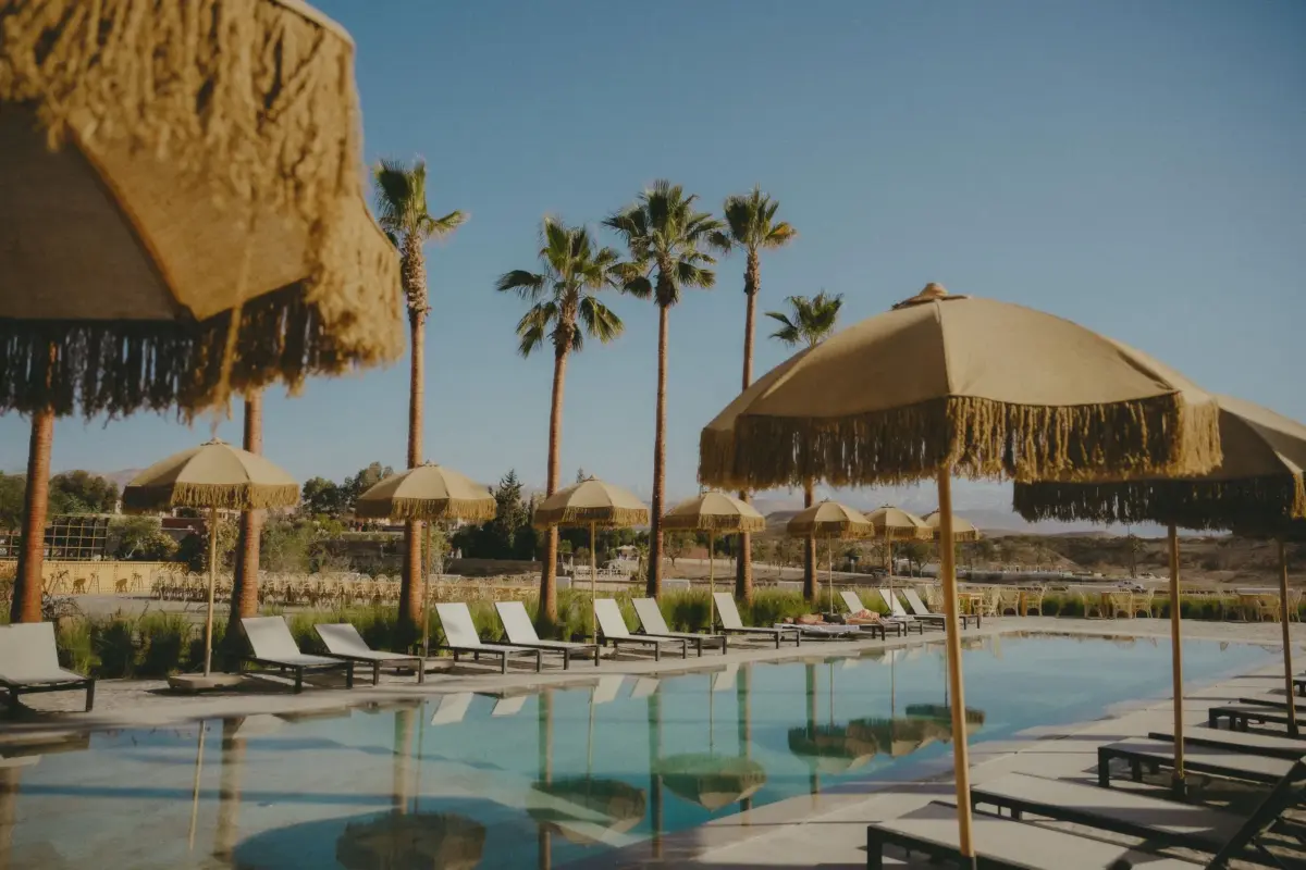 Groupe de nouveaux collaborateurs réunis sur la terrasse d'un riad de Marrakech