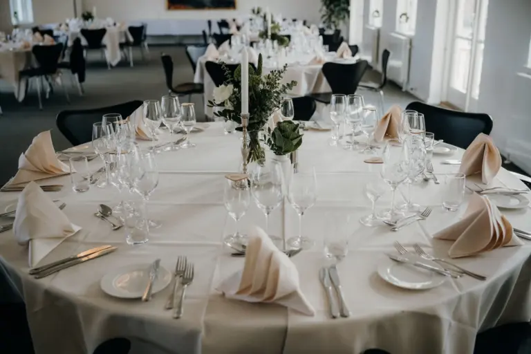 Tables rondes dressées pour la réception d'inauguration d'un établissement