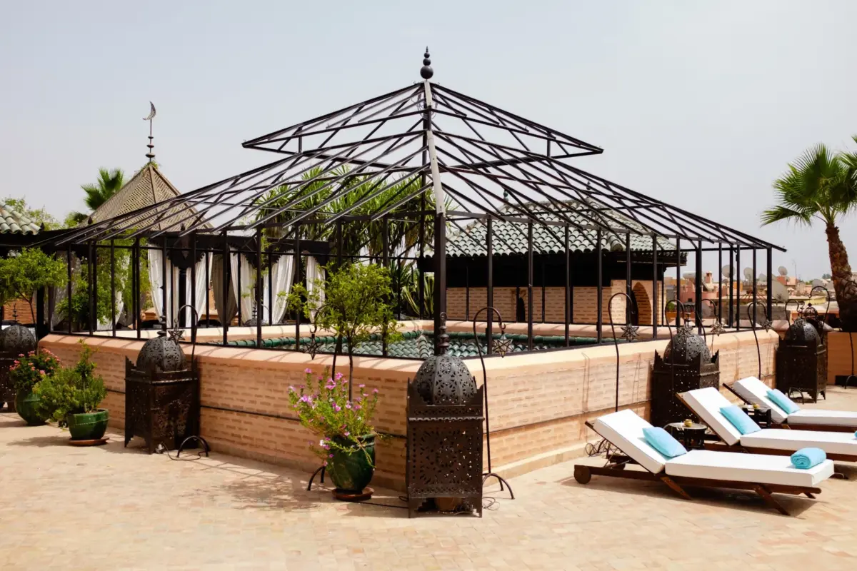 Terrasse avec piscine et transats d'une demeure de Marrakech