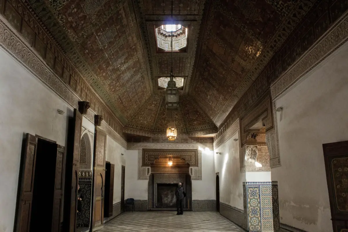 Grande salle au plafond de bois sculpté dans un palais de Marrakech