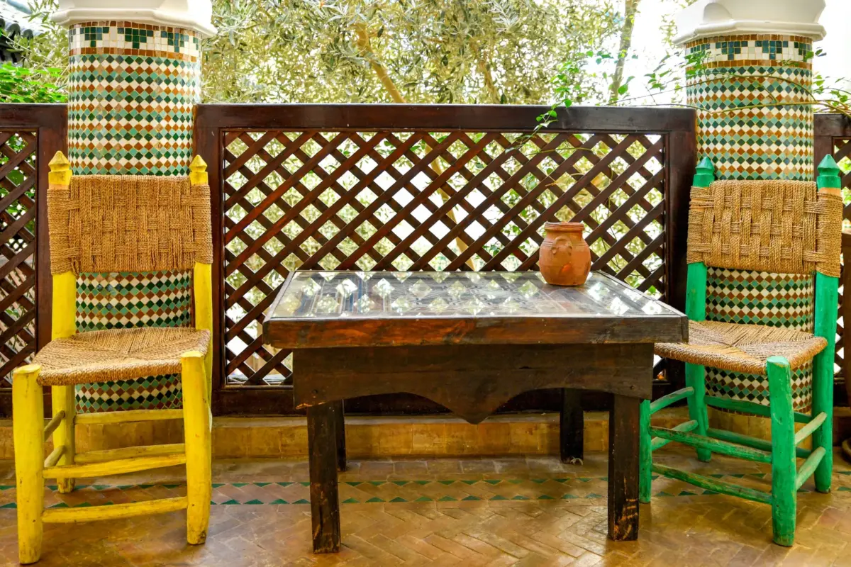 Table et chaises décorées de zellige sur un patio de Marrakech