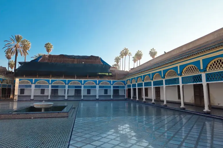 Cour du palais de la Bahia à Marrakech, bassin et galeries de plain-pied