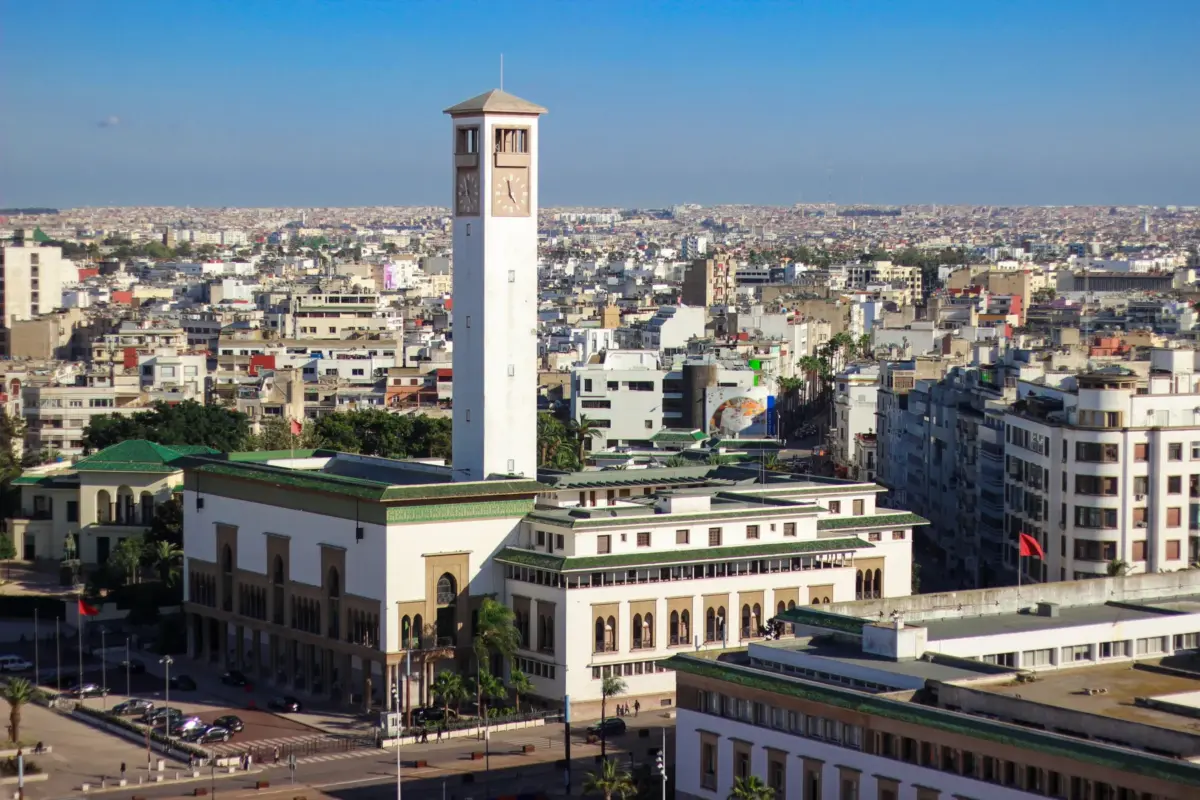 Vue aérienne de Casablanca avec la tour de l'horloge de la wilaya et les immeubles blancs