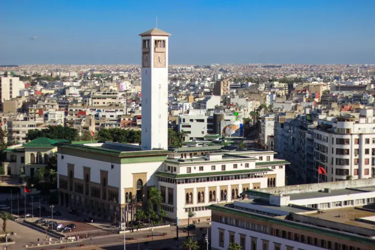 Vue aérienne de Casablanca avec la tour de l'horloge de la wilaya et les immeubles blancs