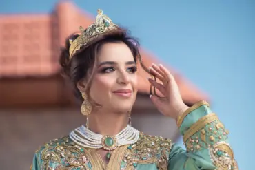 Mariée marocaine en caftan vert brodé d'or, couronne et collier de perles, à Marrakech