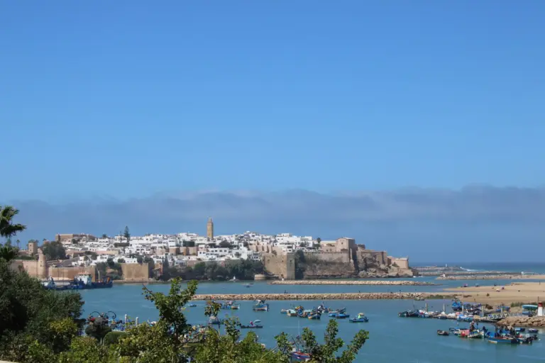 La kasbah des Oudayas à Rabat vue depuis l'estuaire du Bouregreg et ses barques