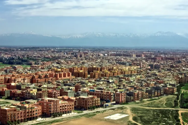 Vue aérienne de Marrakech avec les sommets enneigés de l'Atlas à l'horizon