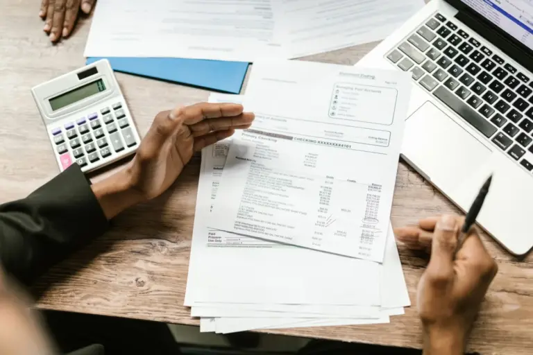 Devis et calculatrice sur un bureau pour comparer les propositions d'un séminaire
