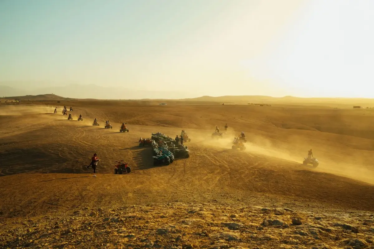 Groupe de quads sur un plateau désertique en fin d'après-midi