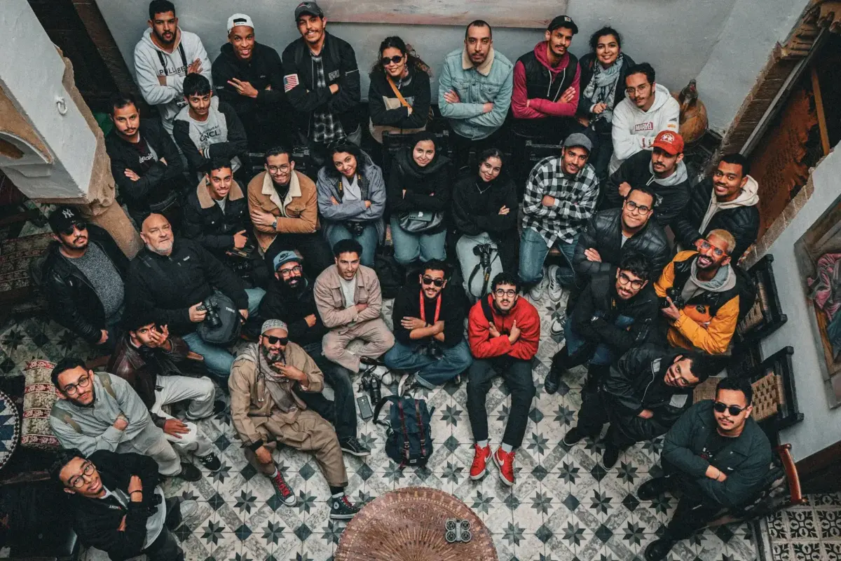 Grand groupe réuni dans la cour carrelée d’une maison traditionnelle au Maroc