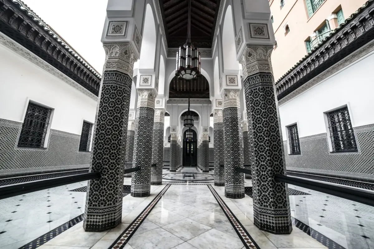 Grande cour à colonnes d'un bâtiment traditionnel de Marrakech, assez vaste pour un grand groupe